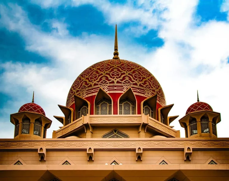 viste de La mosquée rose de Putrajaya avec un guide francophone