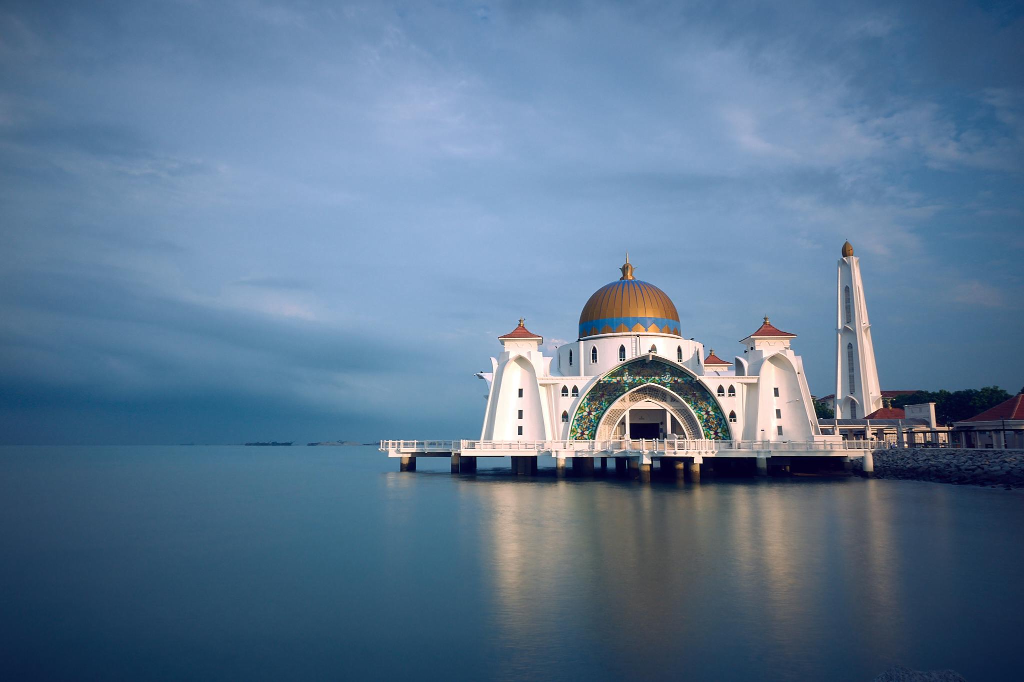 La mosquée du détroit de Malacca, bâtie sur pilotis au bord de la mer
