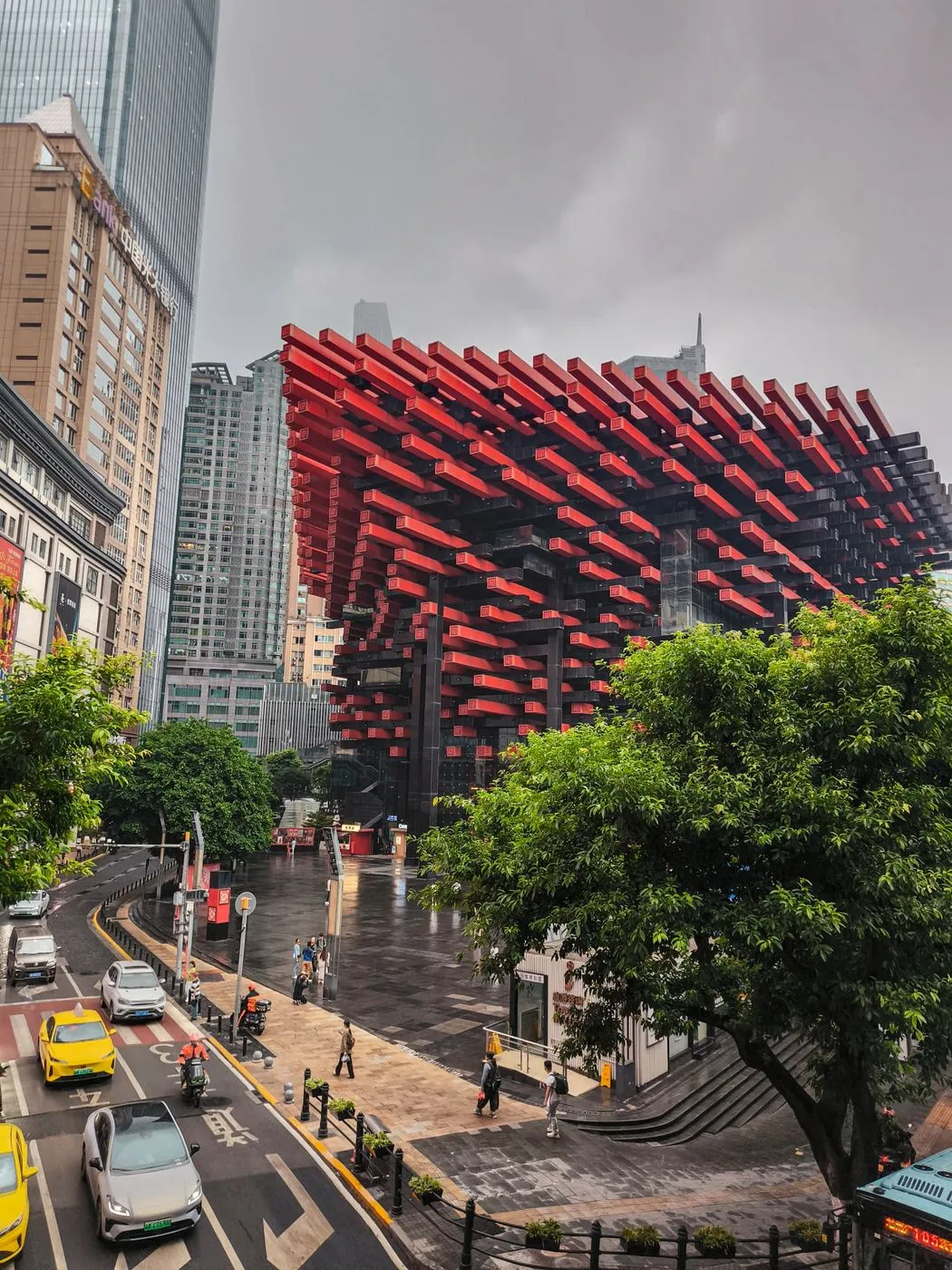 Grand théâtre rouge et avenue arborée de Chongqing