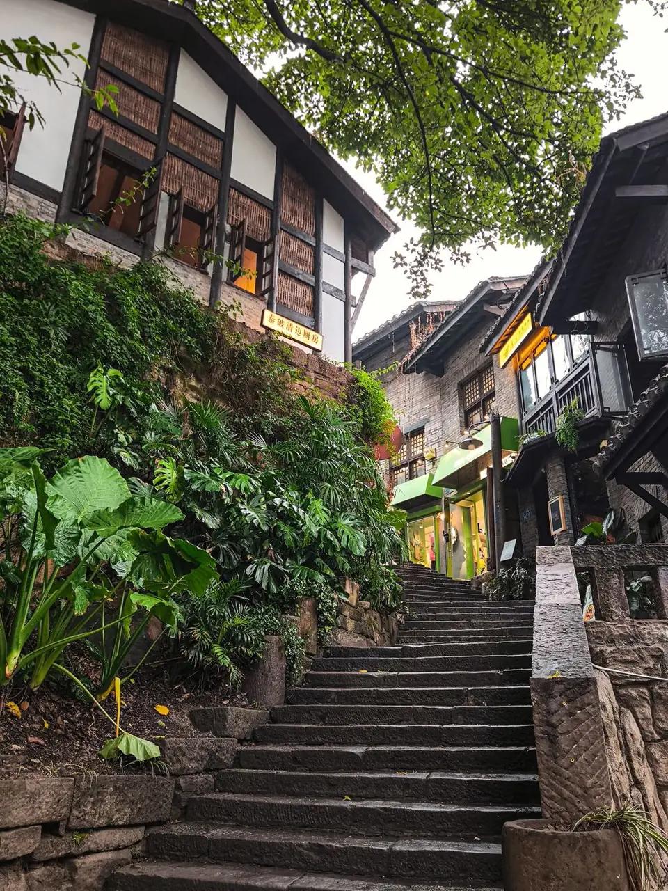 Escalier de pierre entre les maisons anciennes d’une vieille ville chinoise