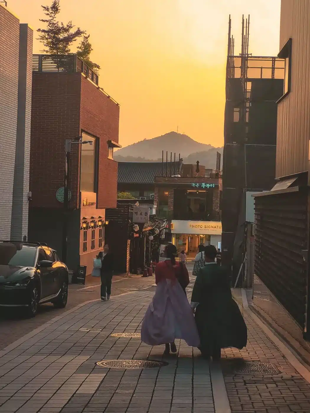 Voyageuses en hanbok dans les ruelles de Bukchon à Séoul