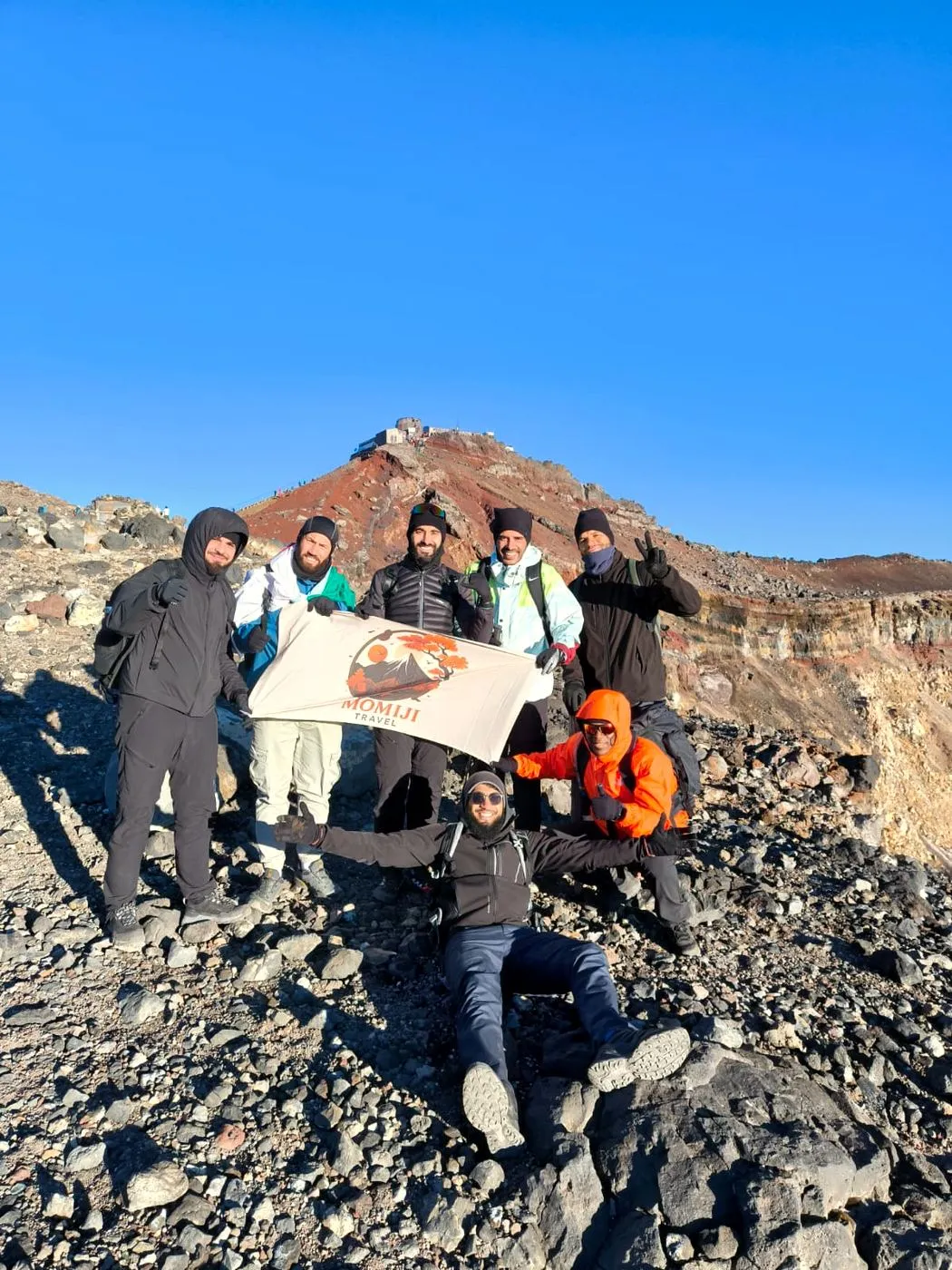 Un groupe Momiji Travel au sommet du mont Fuji