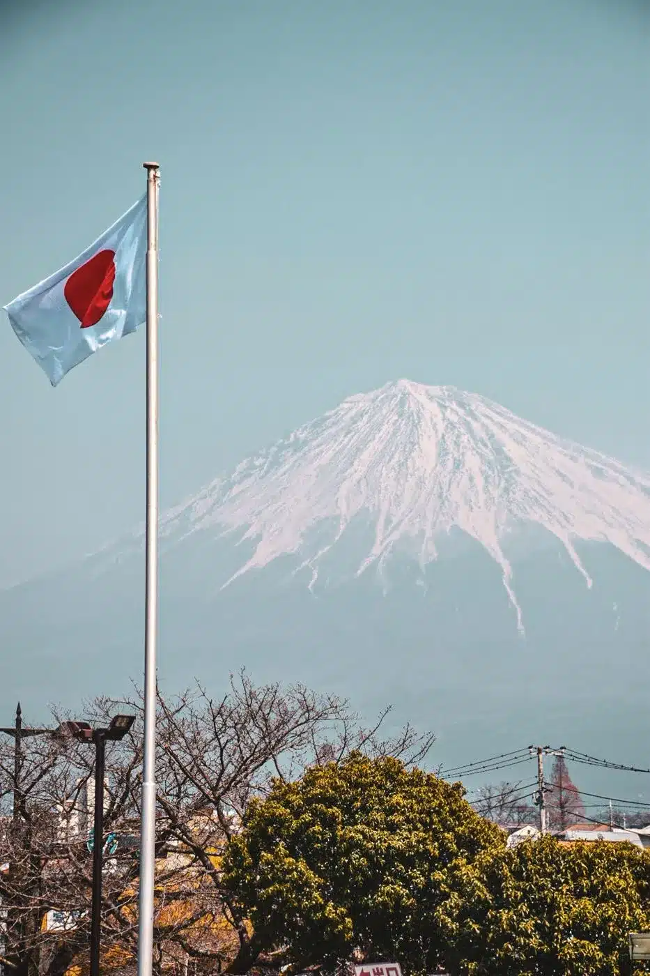 Drapeau japonais devant le mont Fuji enneigé