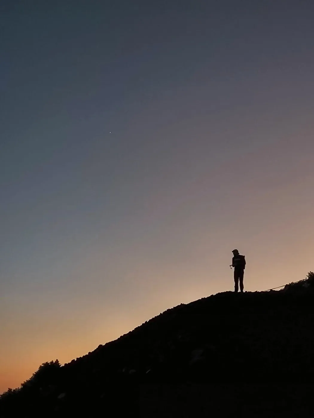 Silhouette d’un randonneur sur les pentes du mont Fuji au lever du jour