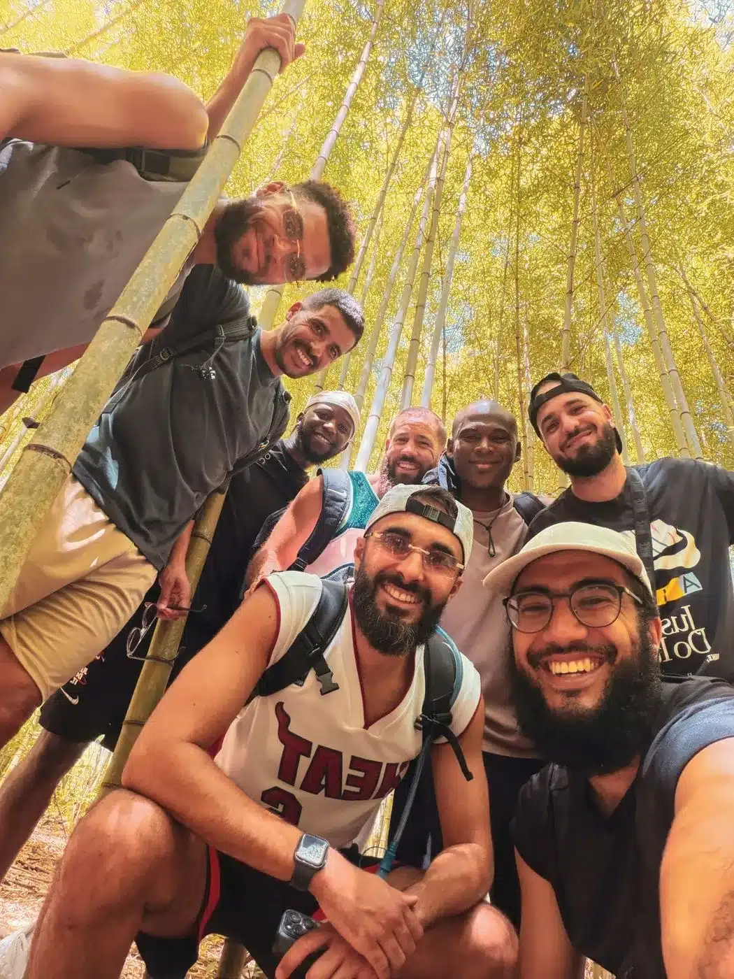Selfie souriant d’un groupe de voyageurs Momiji Travel dans une forêt de bambous au Japon