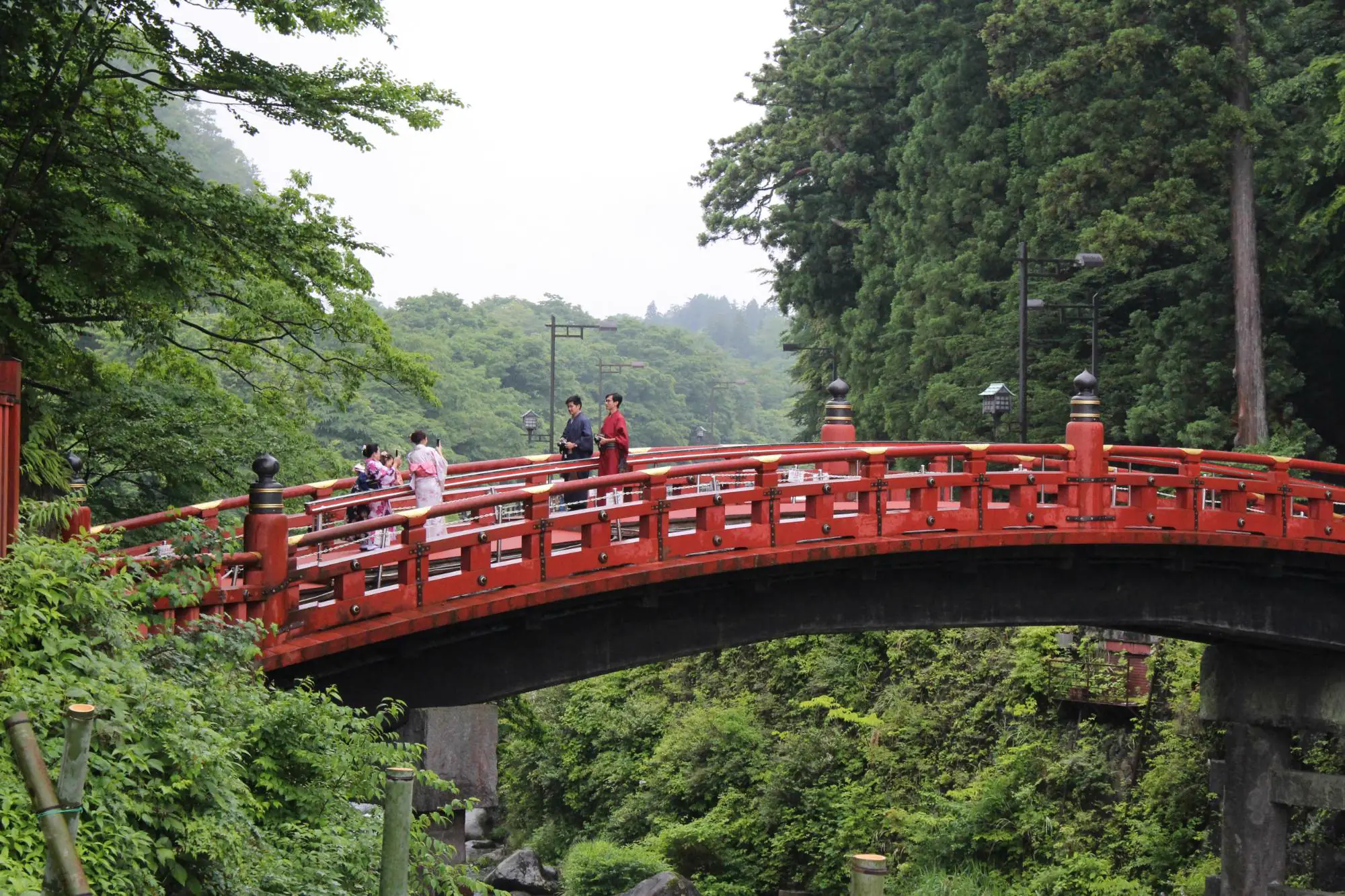 Pont Shinkyo à Nikko, pont laqué rouge au-dessus de la rivière Daiya, entouré de forêt