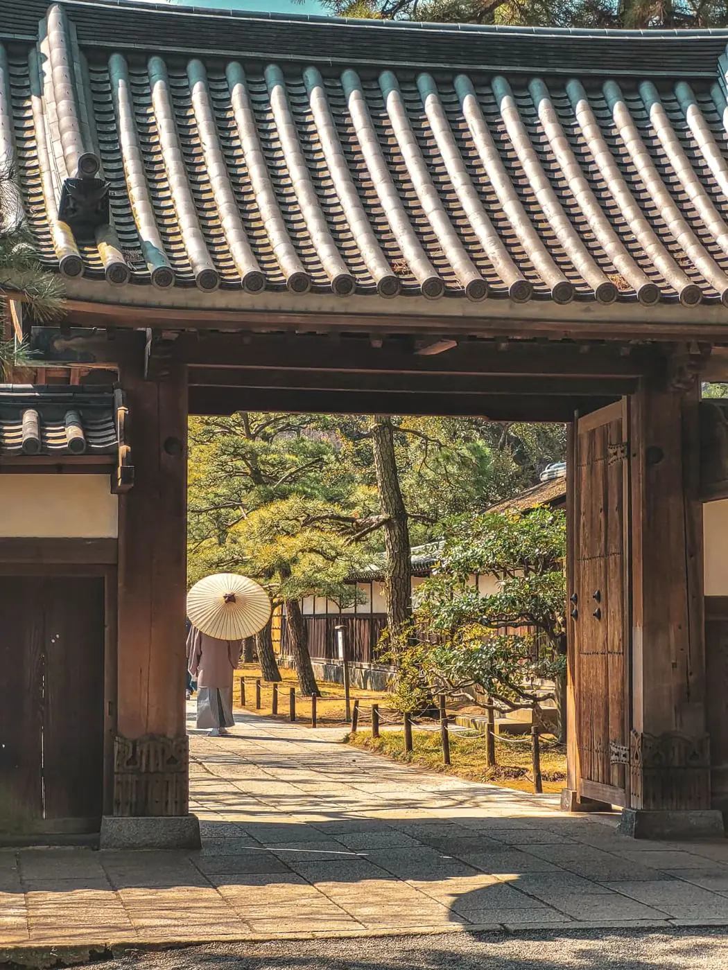 Porte japonaise et ombrelle