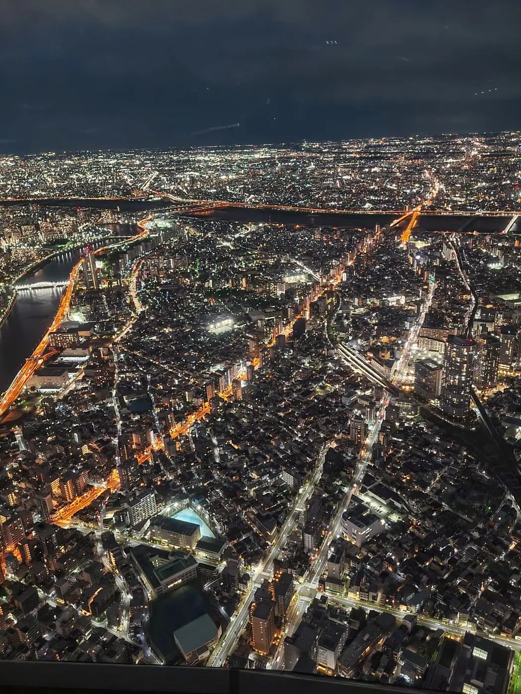 Rue de Tokyo illuminée par les enseignes à la tombée de la nuit