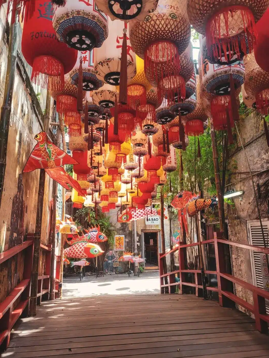 Ruelle de Kuala Lumpur décorée de lanternes colorées