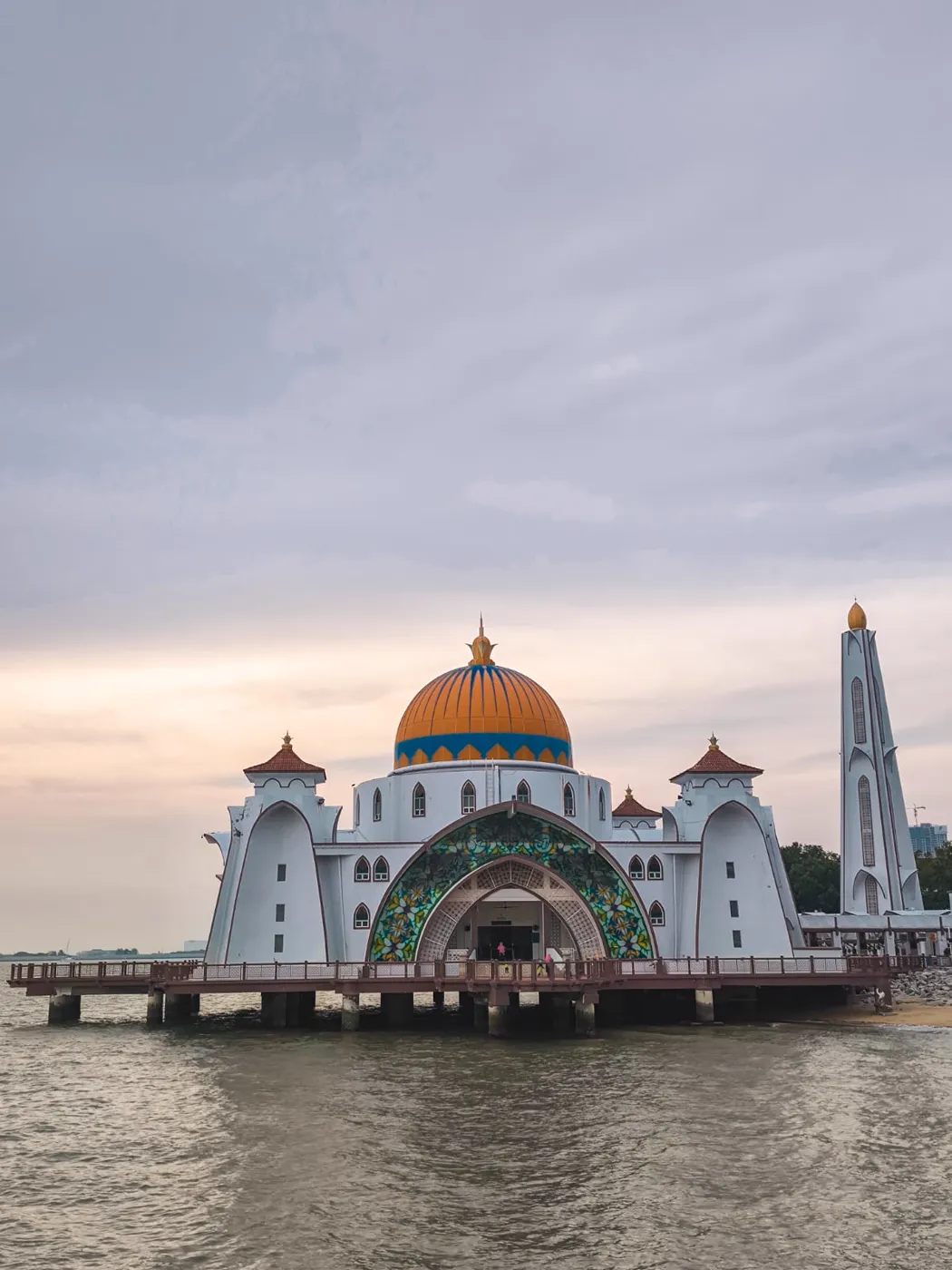 Mosquée Selat, bâtie sur pilotis au bord du détroit de Malacca